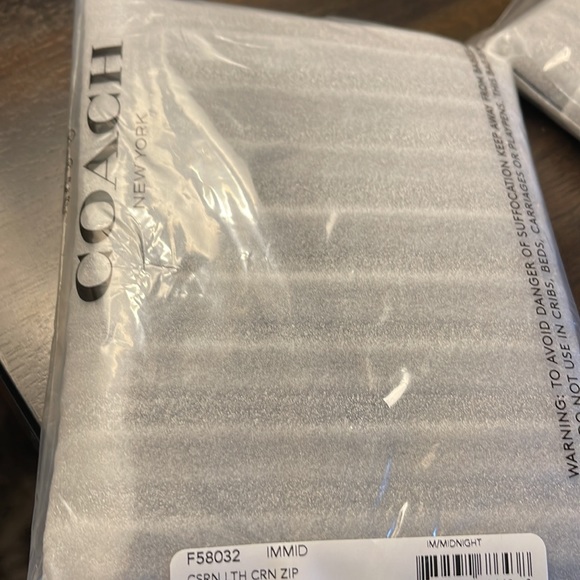 NWT COACH leather wristlet!! - Picture 10 of 10